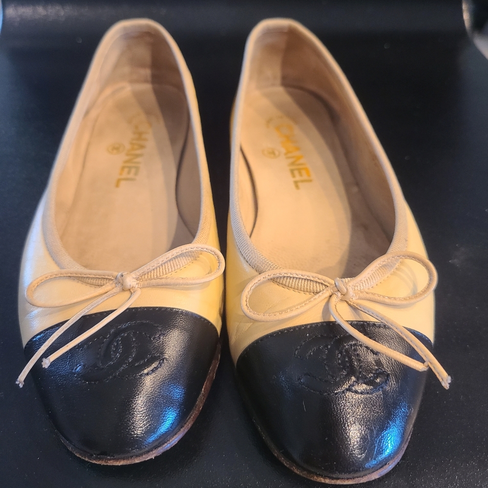 Chanel Two-Tone Beige & Black Ballet Flats with CC Cap Toe & Bows, size 35